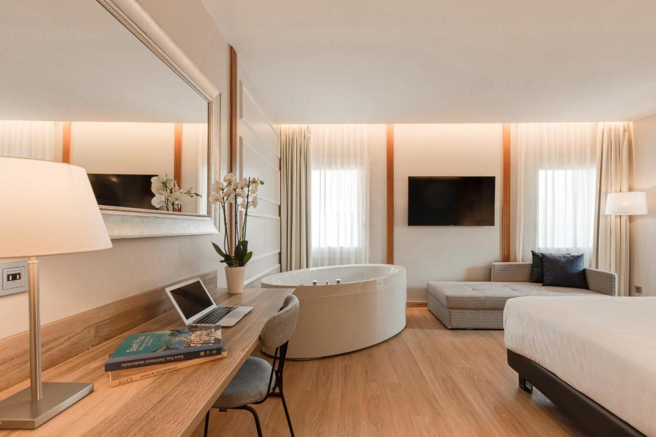 Zimmer mit Kingsize-Bett und Whirlpool