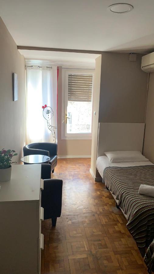 Tweepersoonskamer met 2 Aparte Bedden en Gedeelde Badkamer