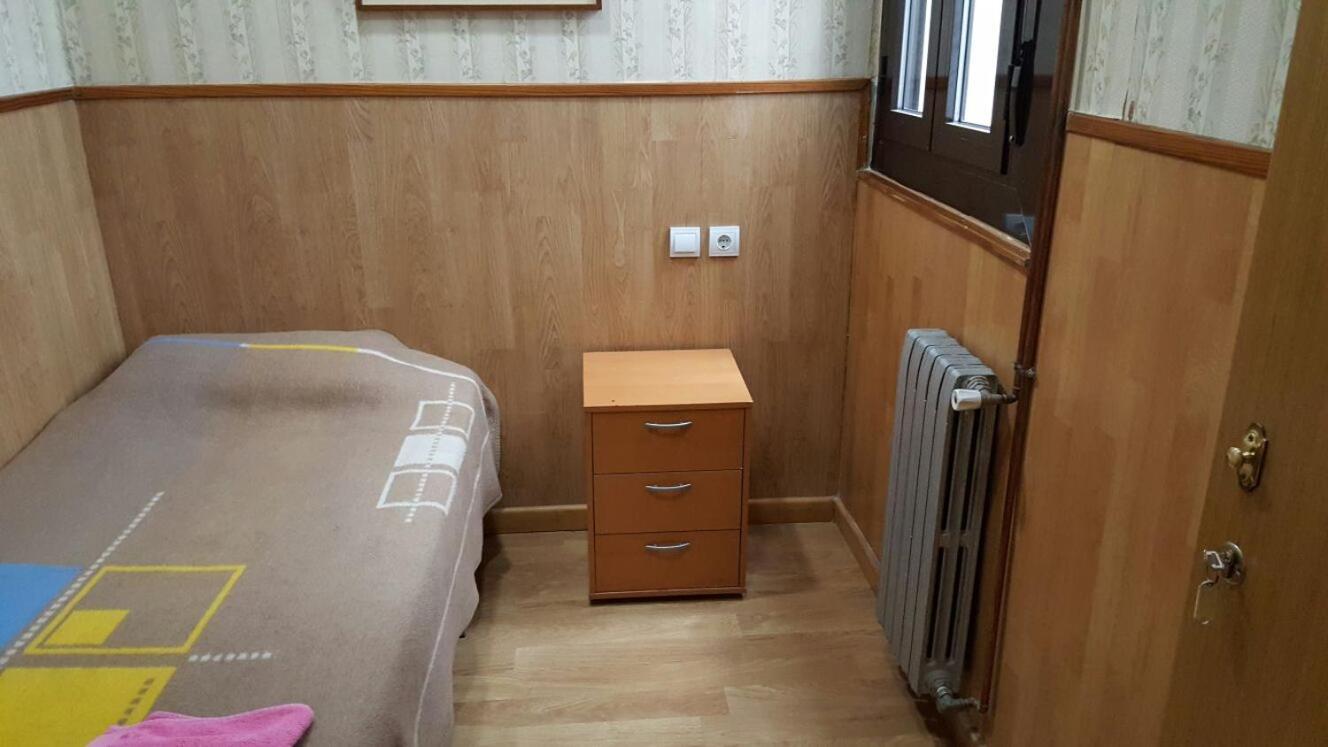Single Room Private Bathroom no views