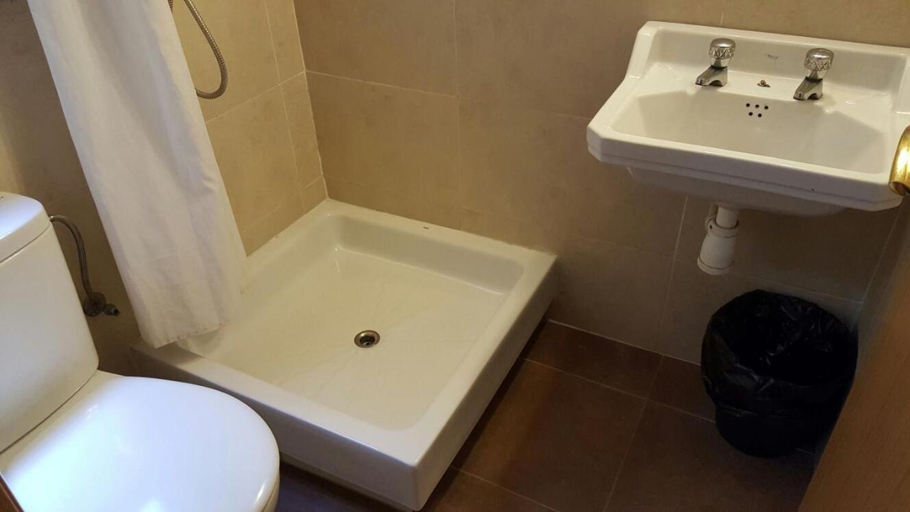 Single Room Private Bathroom no views