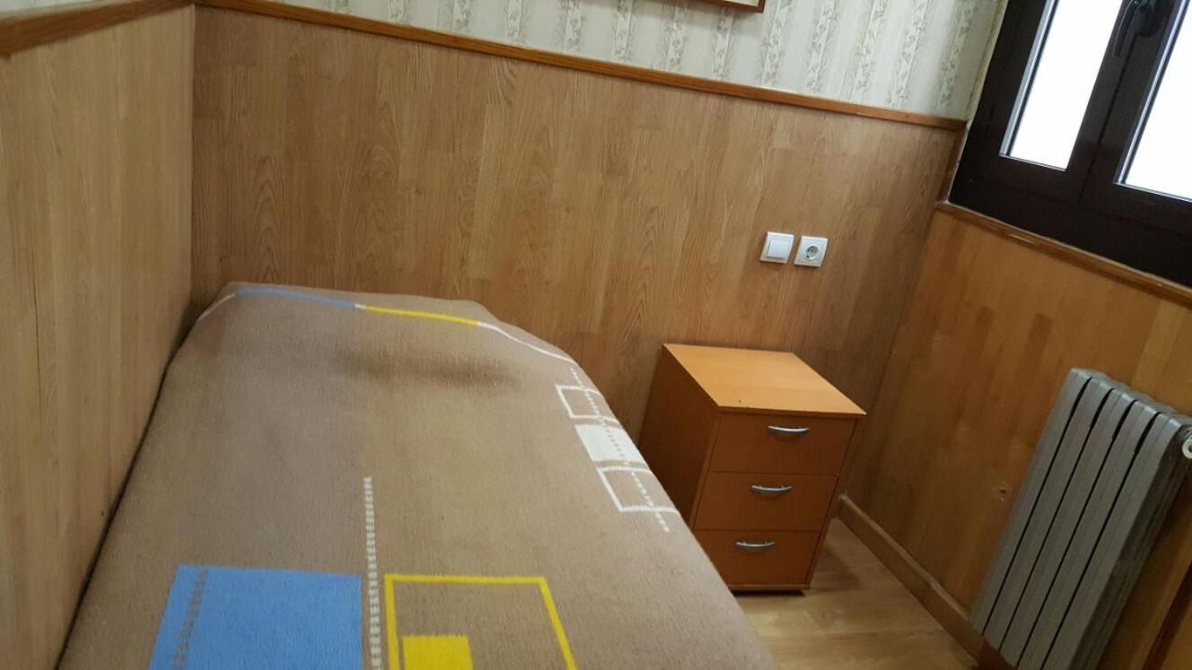Single Room Private Bathroom no views