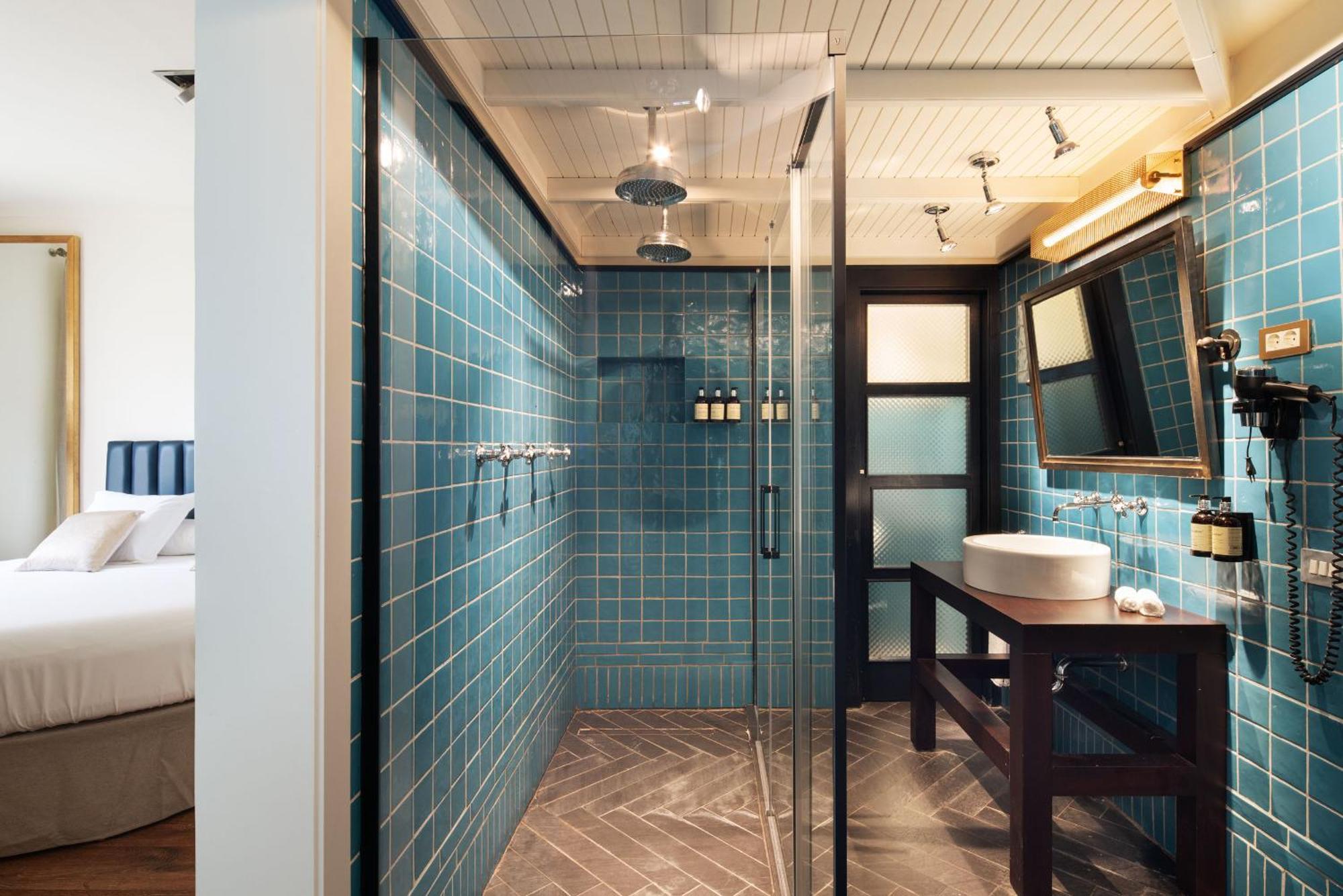 Premium Suite Hot Tub,1617474287:JPEG