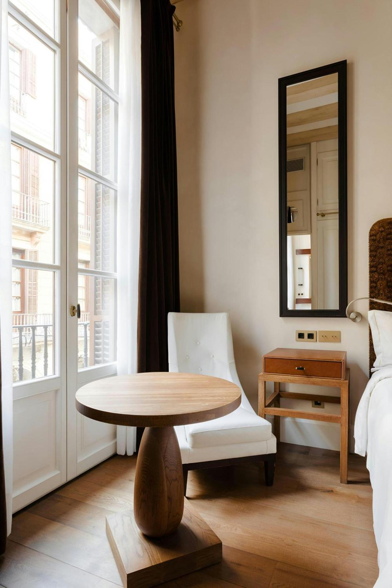 Zimmer mit Kingsize-Bett und französischem Balkon