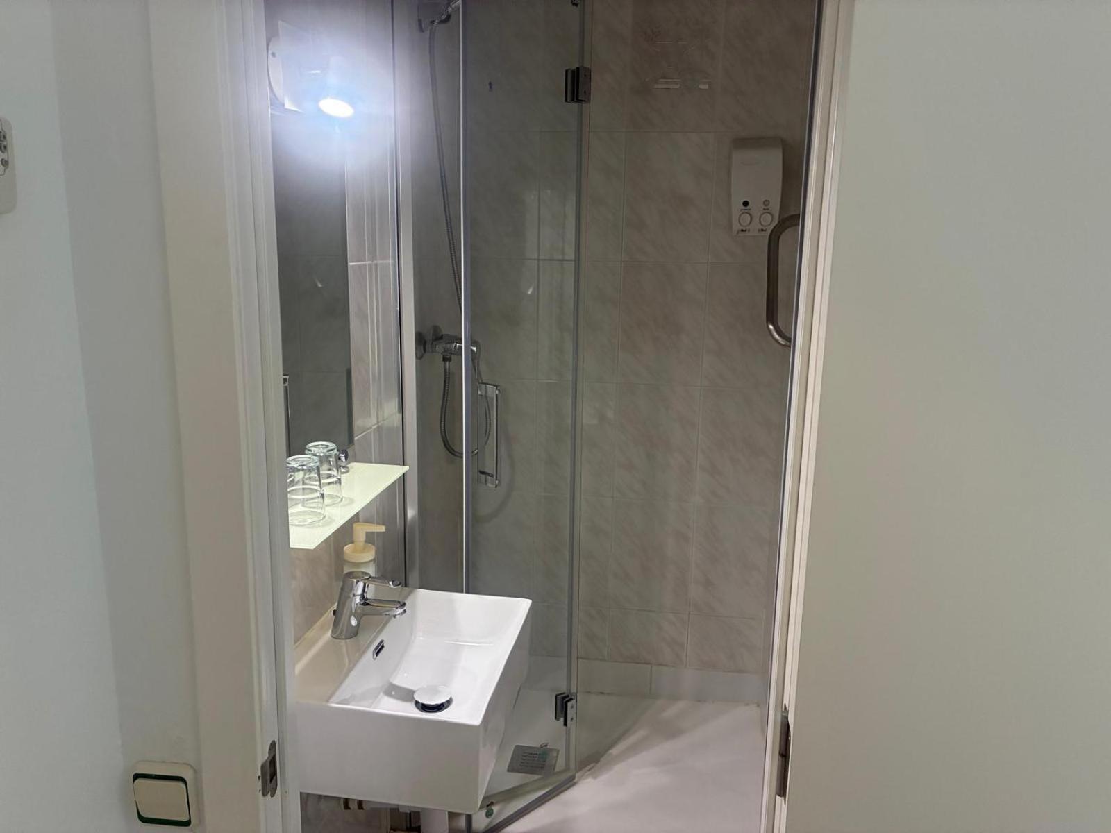 Twin Room Private Shower