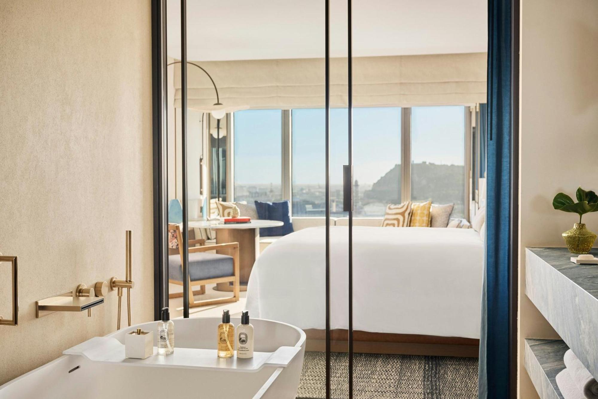 Panorama King Room City View