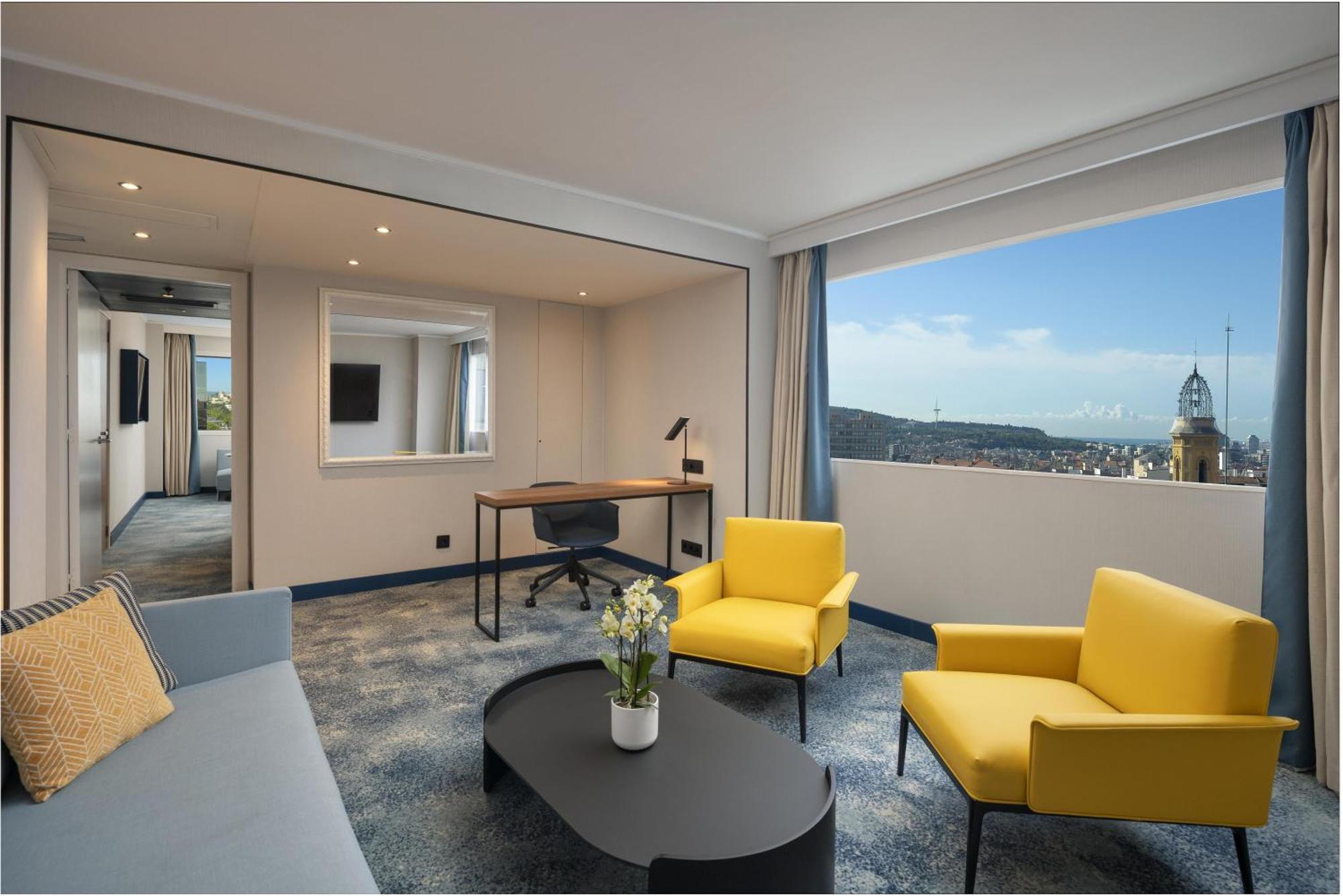 One-Bedroom Executive King Suite Lounge Access