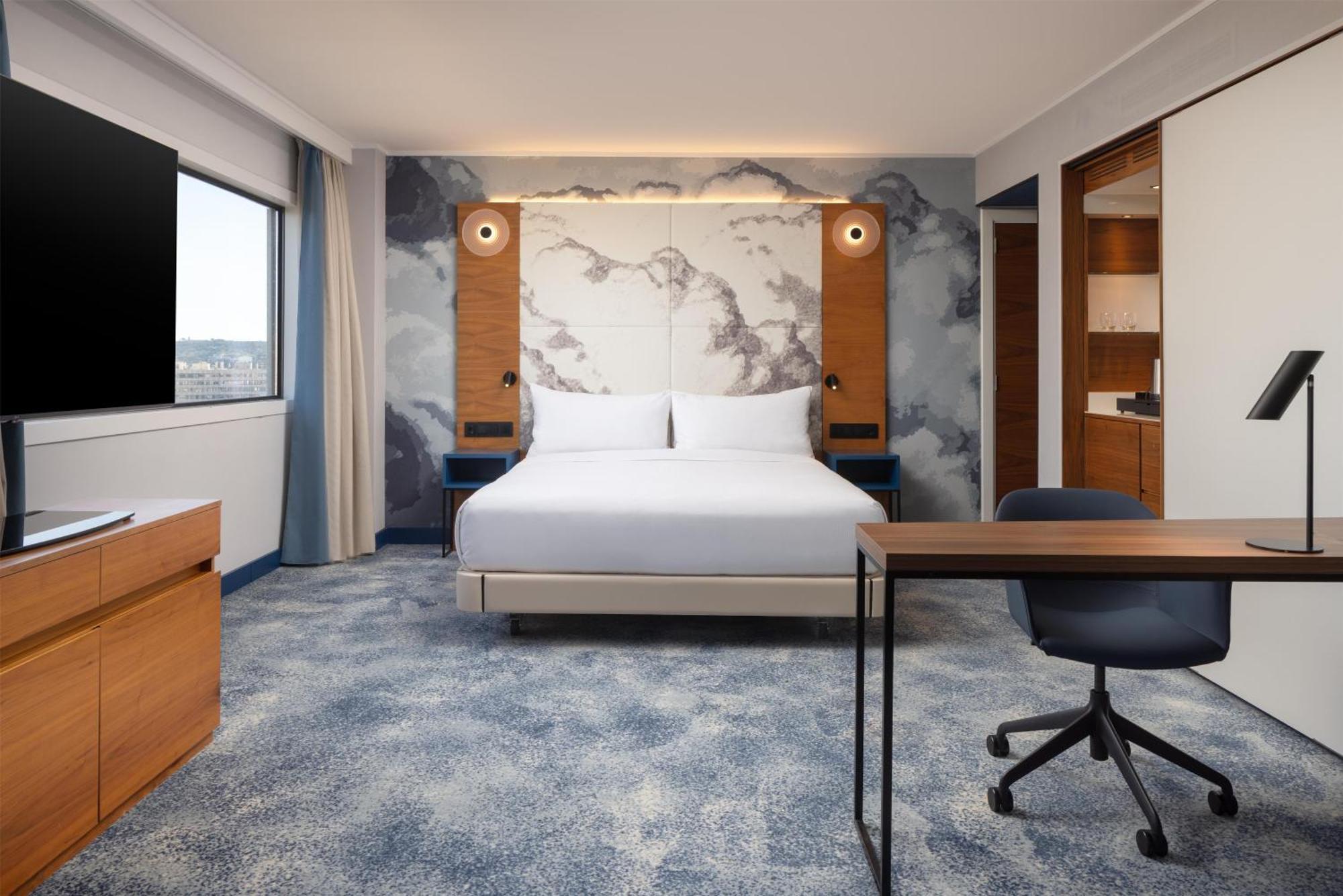 Master King Suite Lounge Access