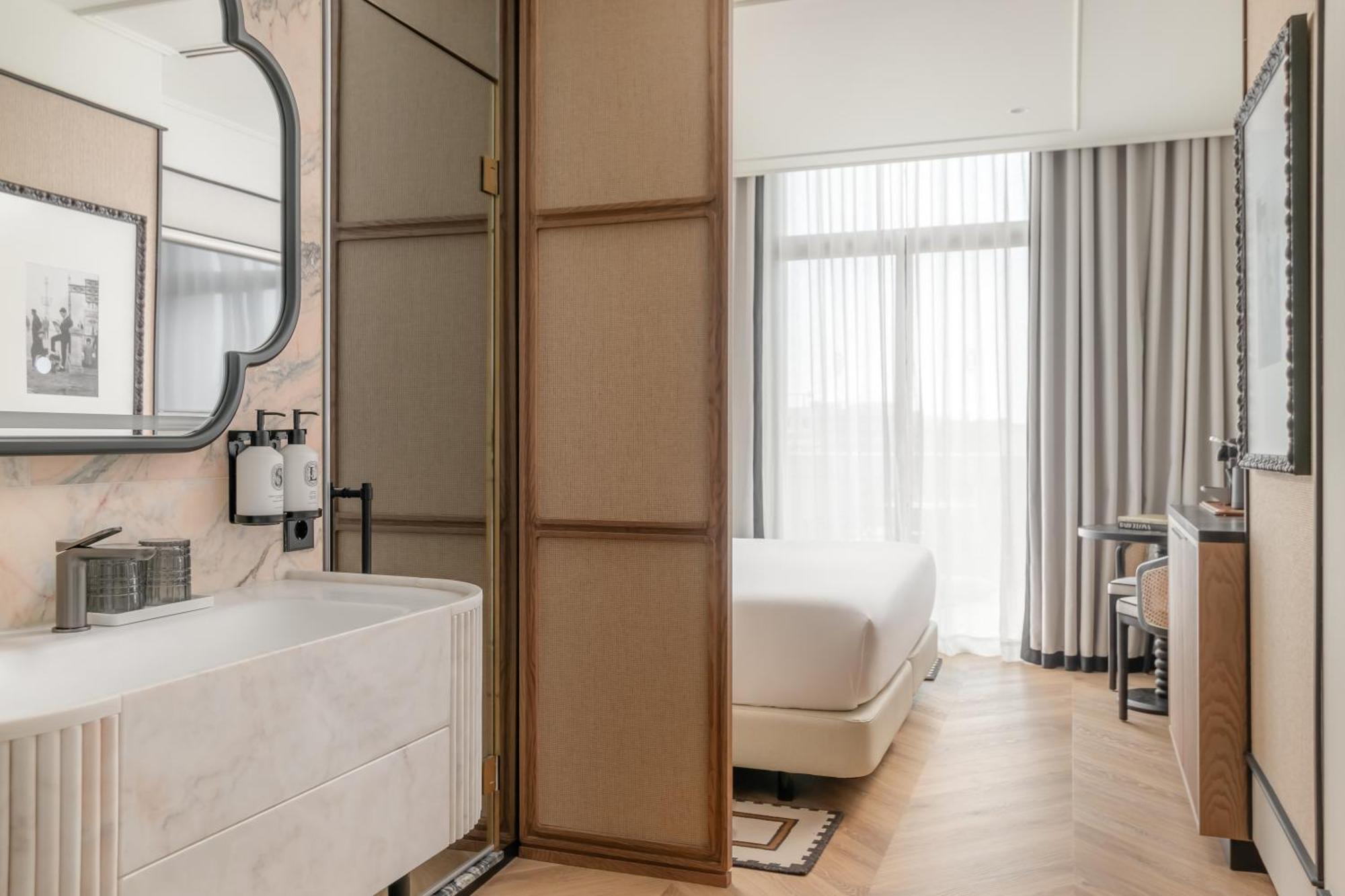 Deluxe Room Terrace City View