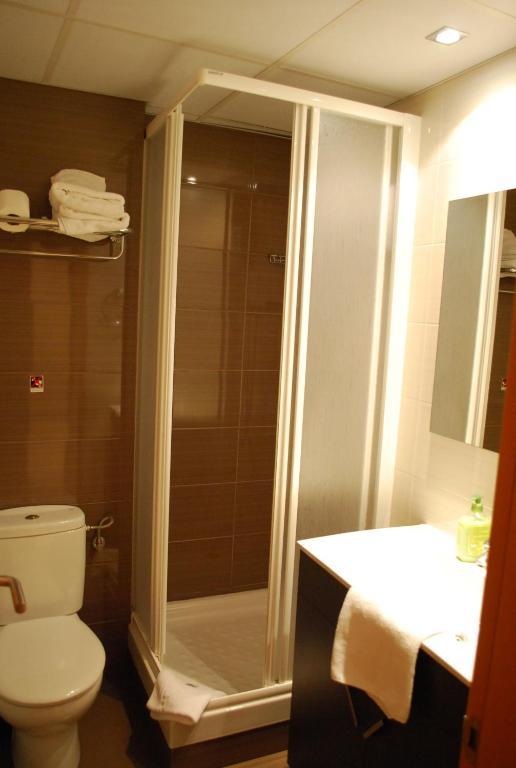 Double or Twin Room with Extra Bed,257305705:JPEG