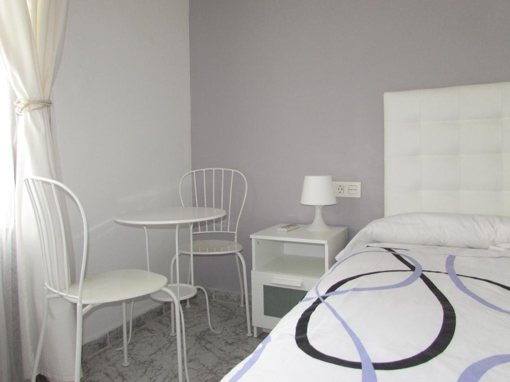 Single Room with Private Bathroom and Terrace
