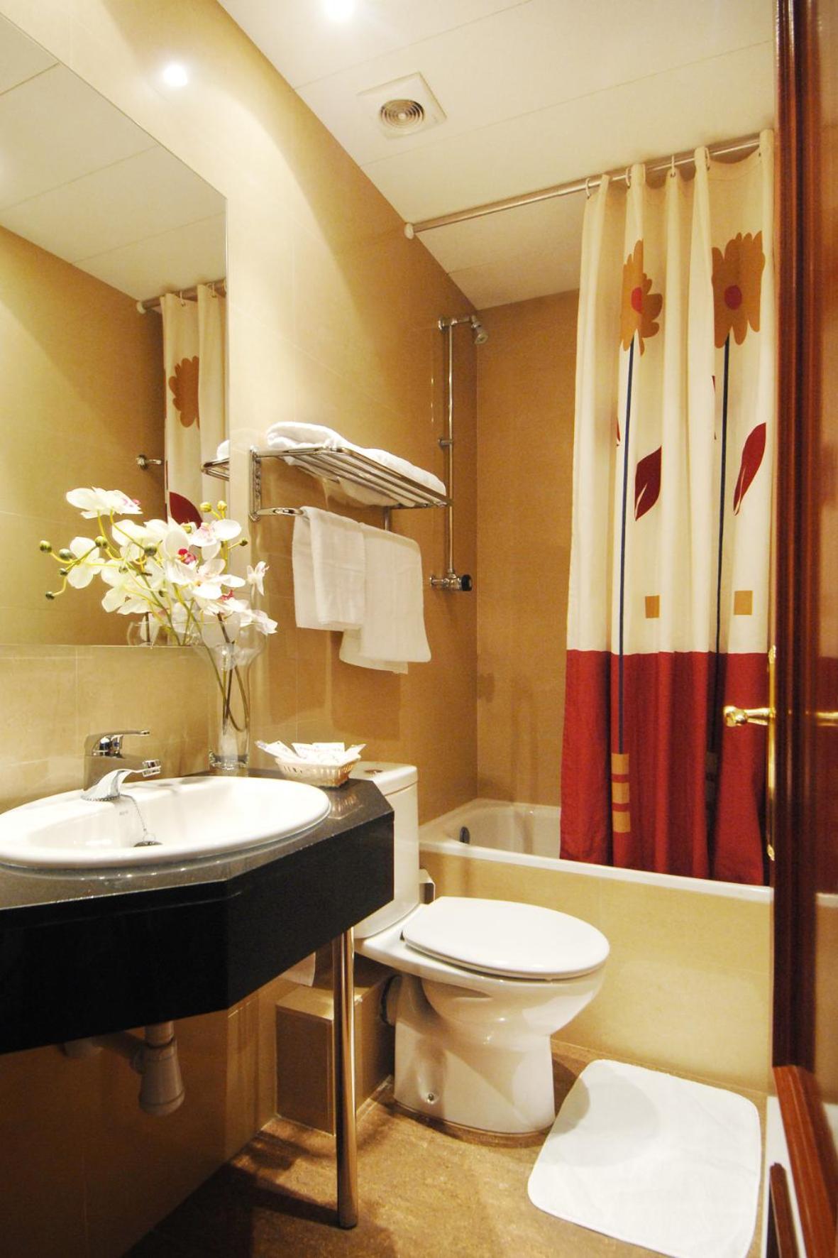 Quintuple Room with Private Bathroom,377166115:JPEG