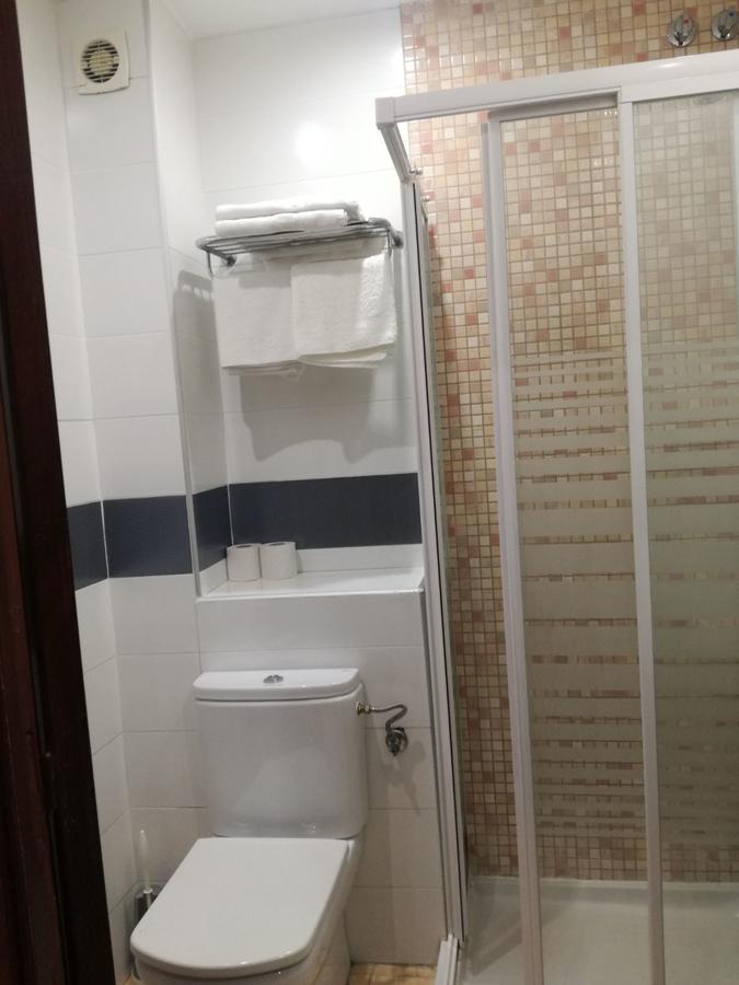 Basic Twin Room Private Bathroom
