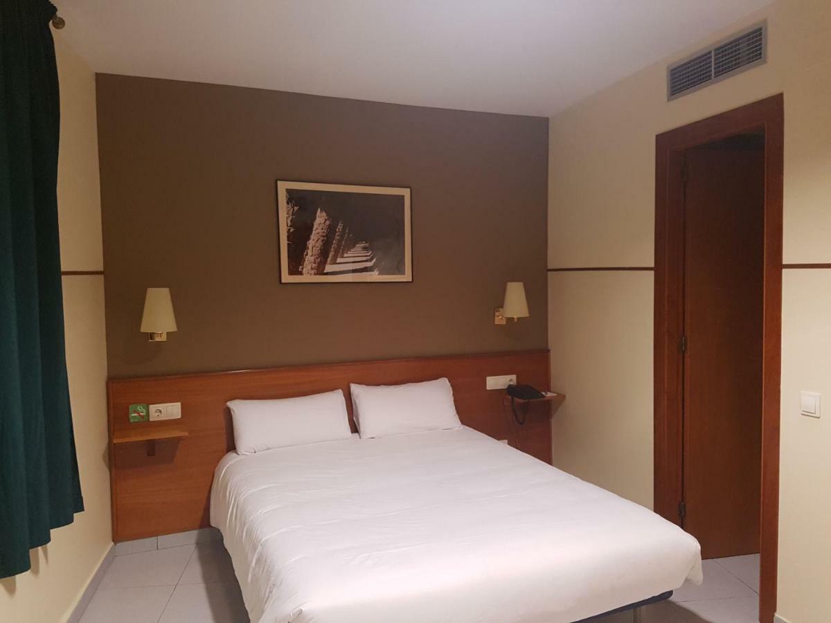 Interior Double Room,806505339:JPEG