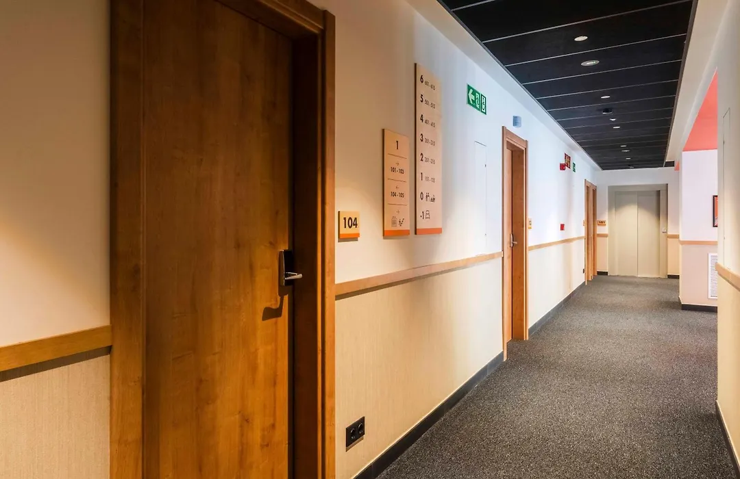 Easyhotel Barcelona La Sagrera-1