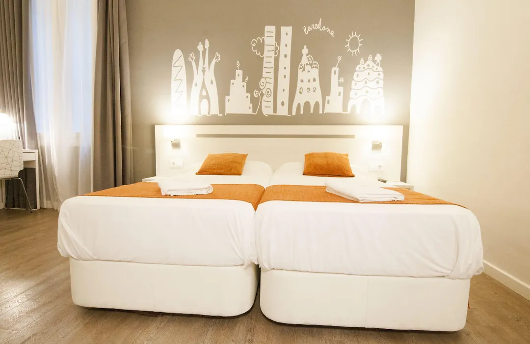 Hostal Live Barcelona-1