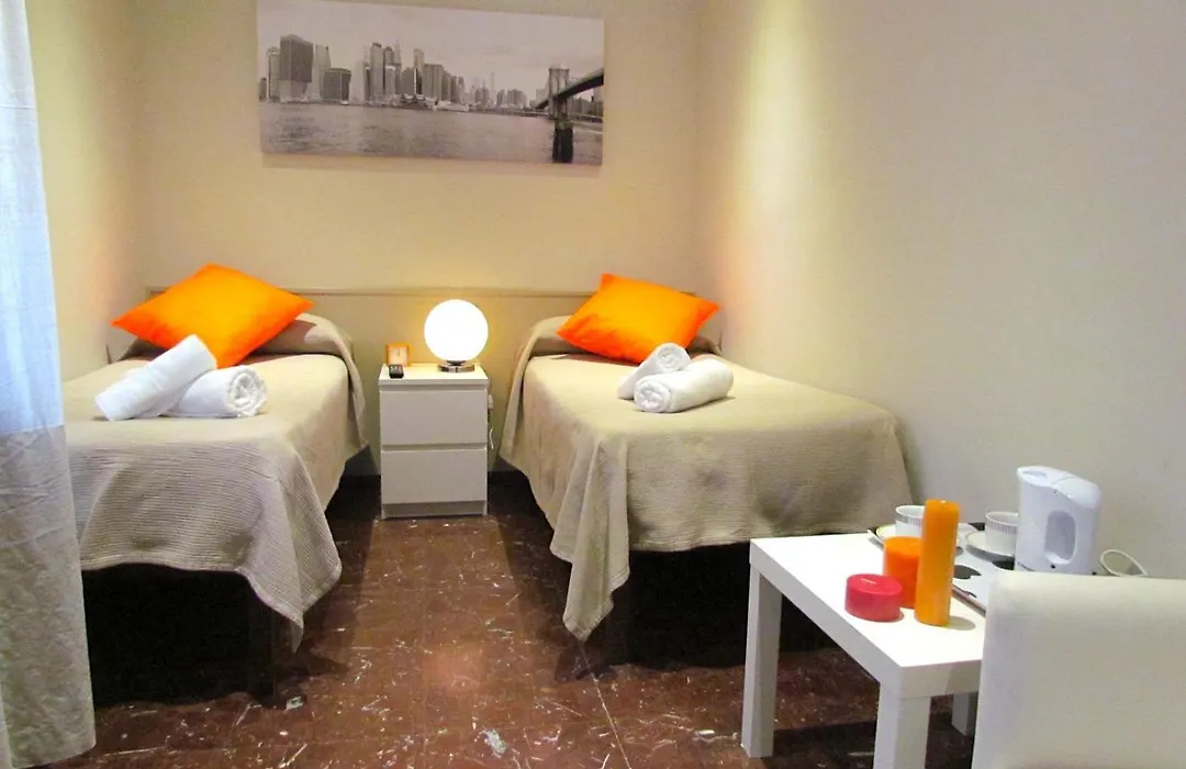 Barcelona City Street Hostal-1