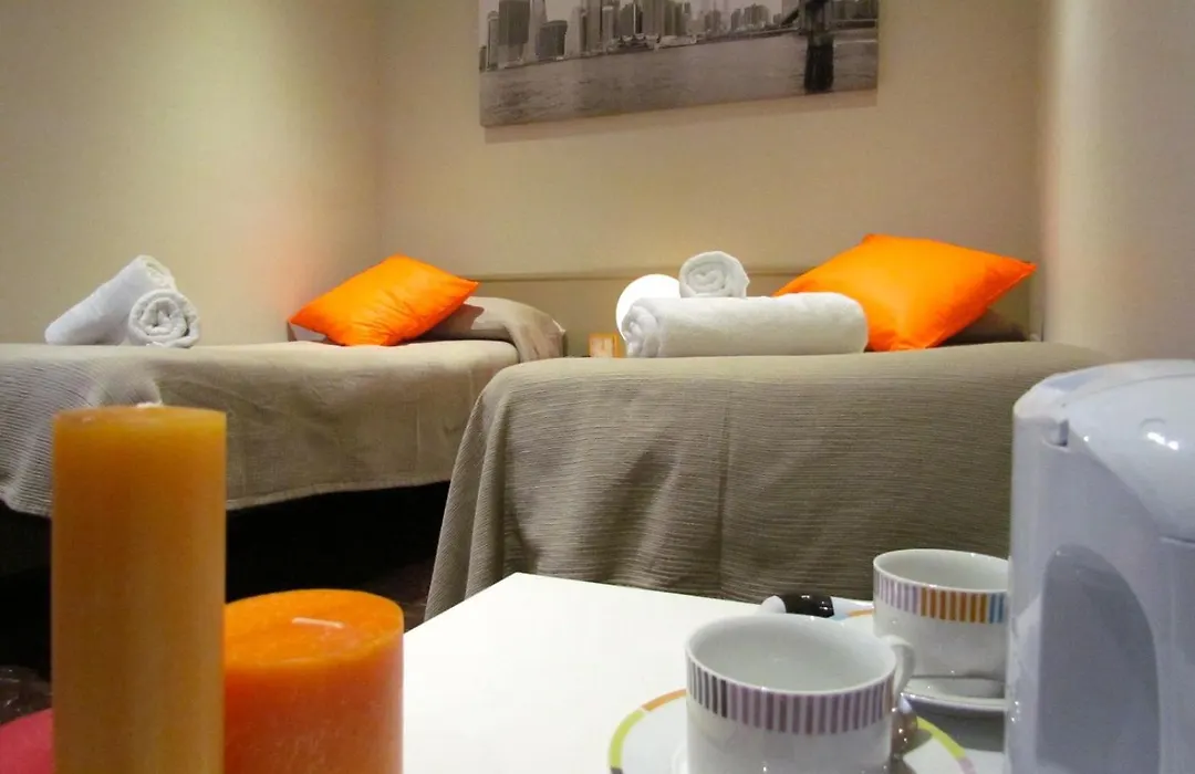 Barcelona City Street Hostal-1