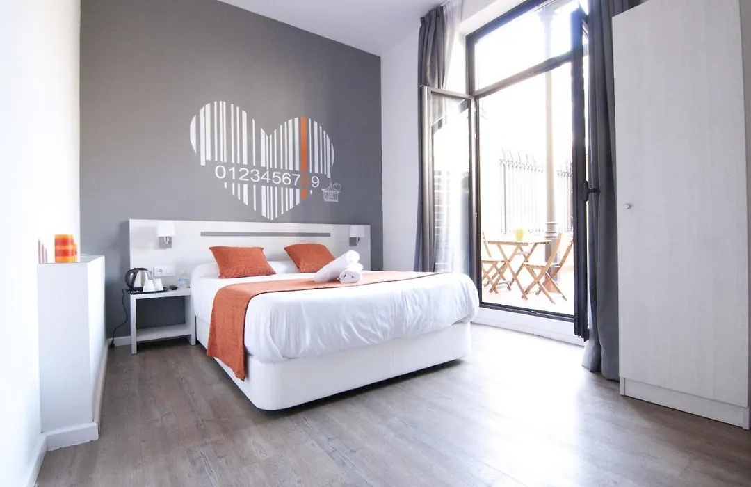 Hostal Live Barcelona-1