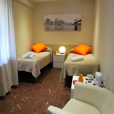 Barcelona City Street Hostal-3